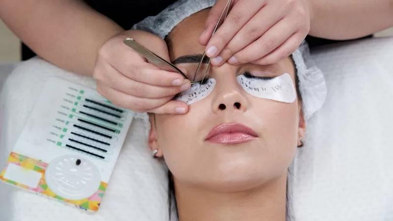 Sztuczne rzęsy – must-have akcesoria i produkty do aplikacji