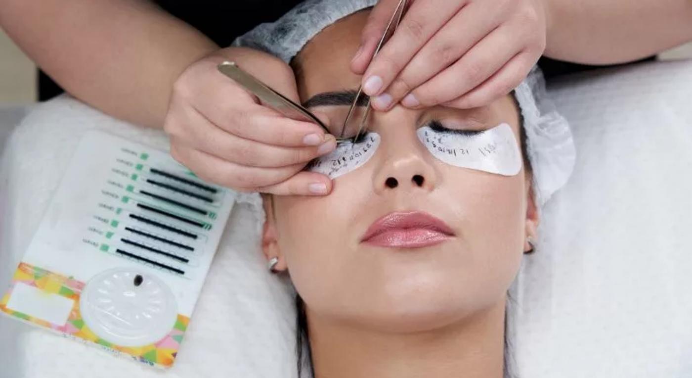 Sztuczne rzęsy – must-have akcesoria i produkty do aplikacji