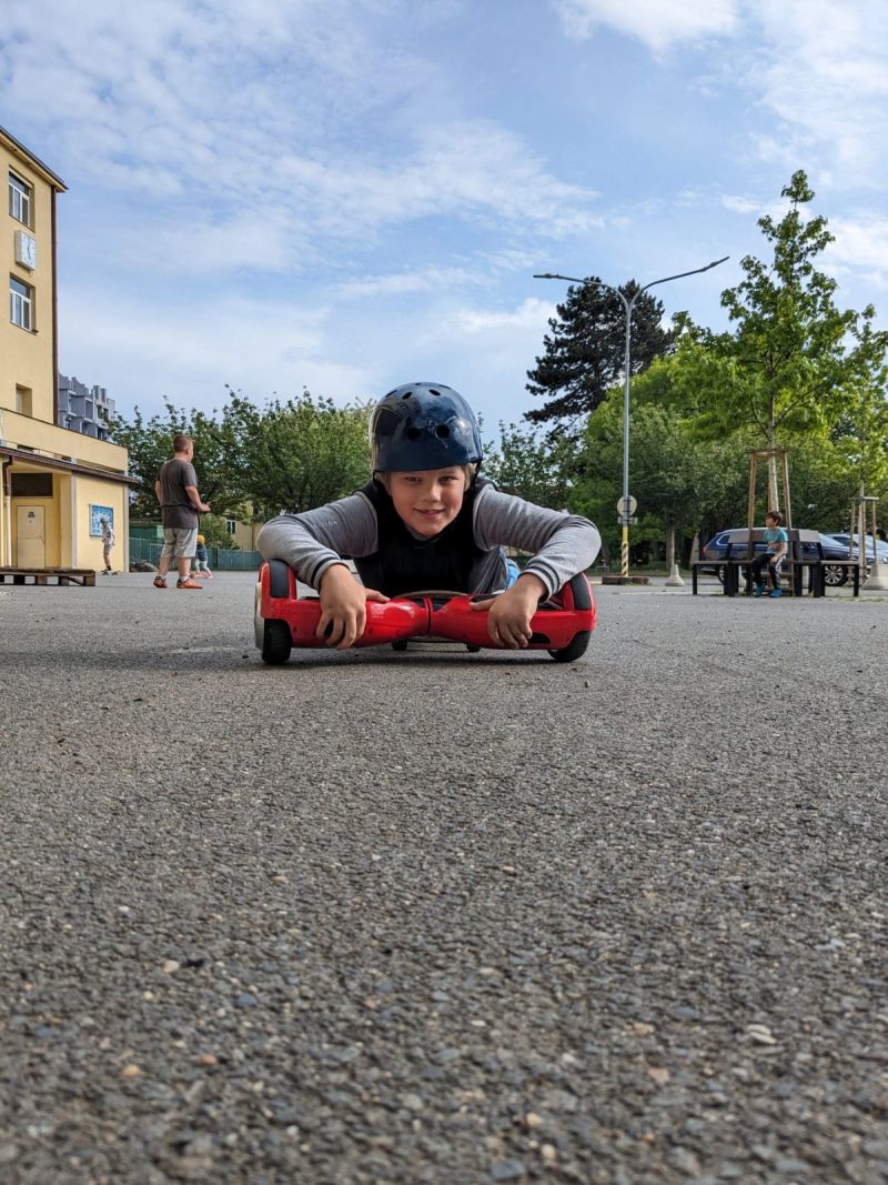 Kluk na prkně na hřišti střediska