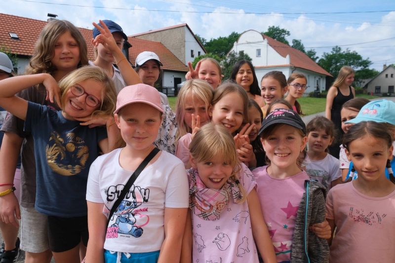 Skupina dětí na táboře