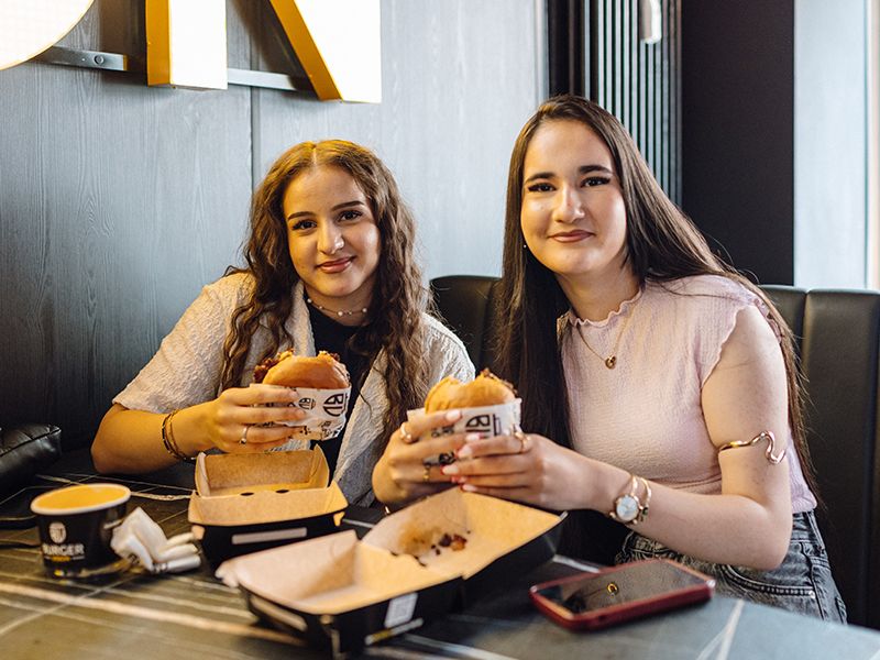 Burger Vision Köln, Ein Eröffnungstag der anderen Liga