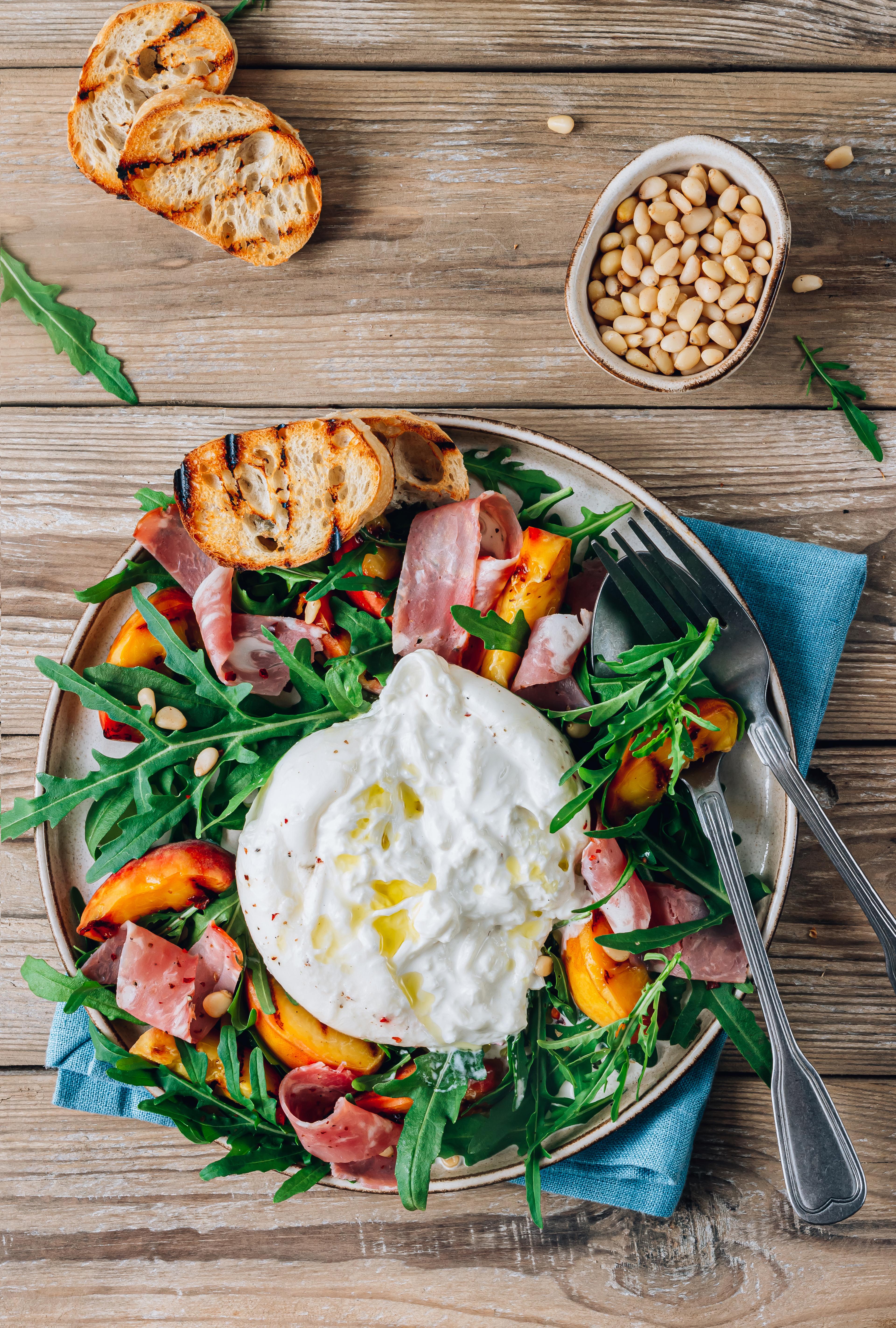 bilde av burrata ost på en salat