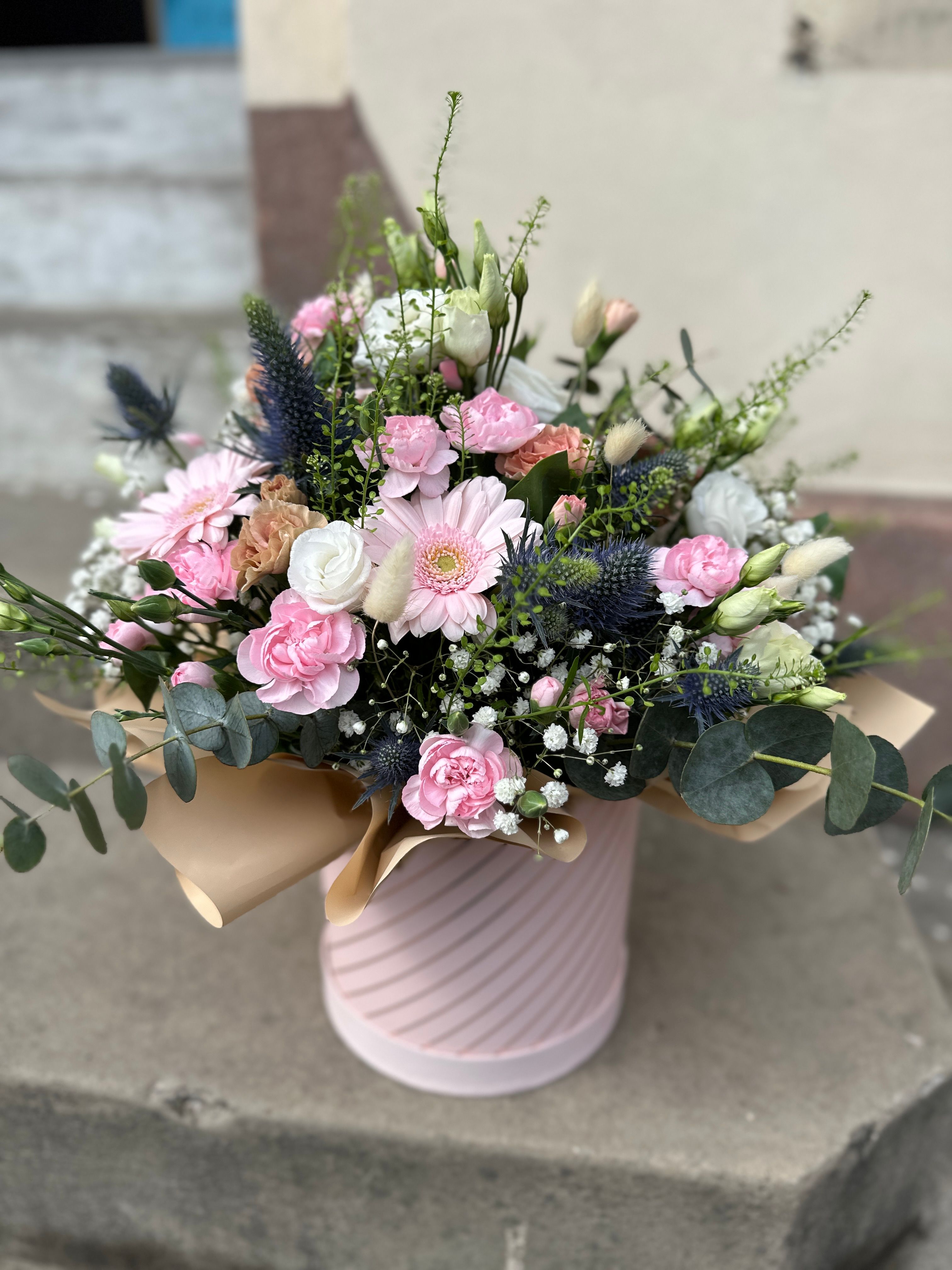 Flowerbox wypełniony różnorodnymi kwiatami w odcieniach różu zachwyca delikatnością i romantycznym charakterem.