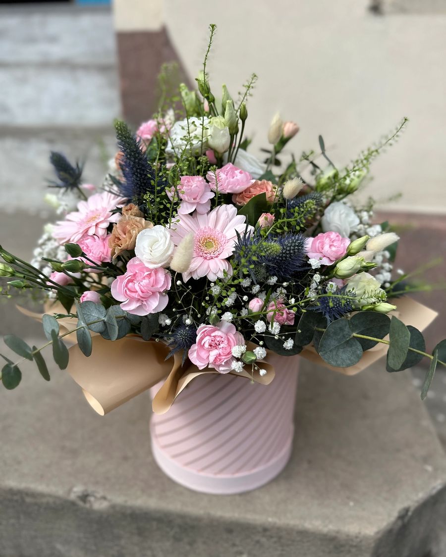 Flowerbox wypełniony różnorodnymi kwiatami w odcieniach różu zachwyca delikatnością i romantycznym charakterem.