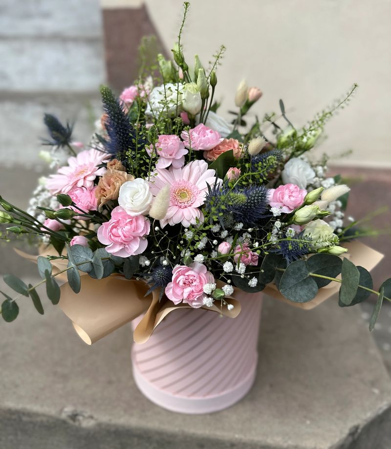 Flowerbox wypełniony różnorodnymi kwiatami w odcieniach różu zachwyca delikatnością i romantycznym charakterem.