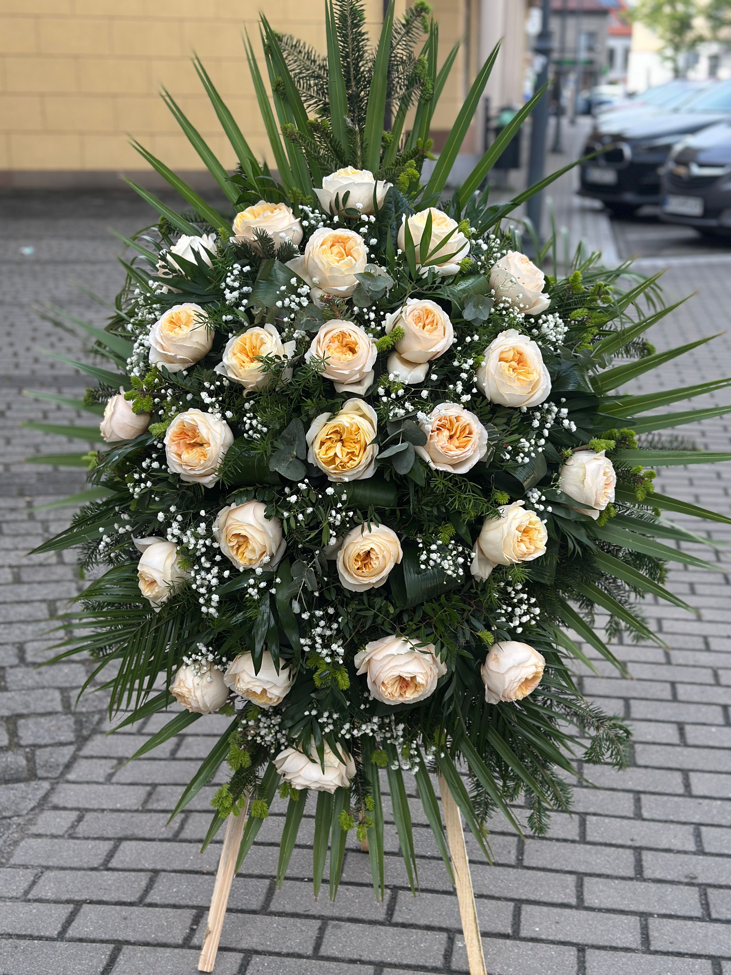 Wieniec klasyczny łezka z kremowych róż ujęcie 3