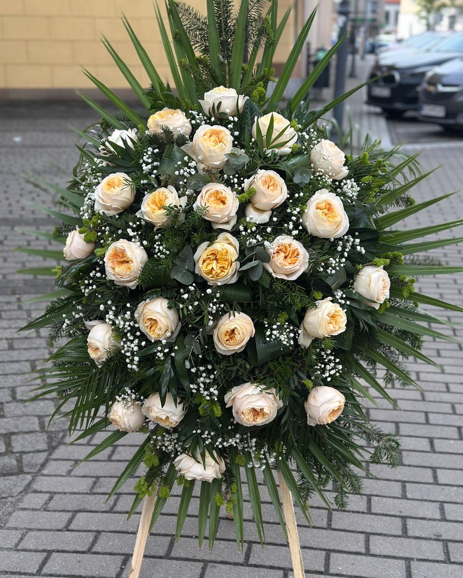 Wieniec klasyczny łezka z kremowych róż ujęcie 3