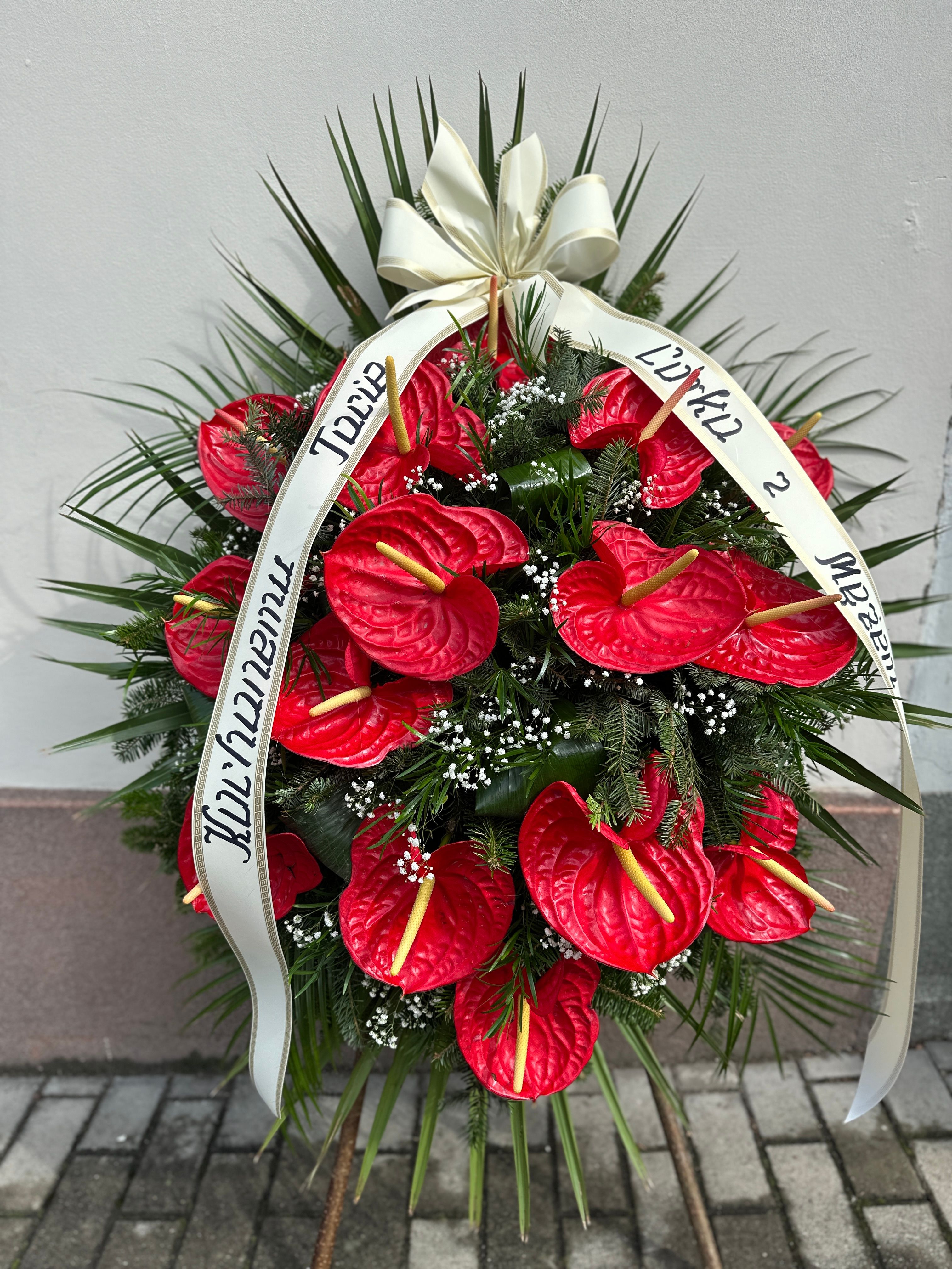 Wieniec łezka z czerwonego anturium i czerwonych dodatków ujęcie 2