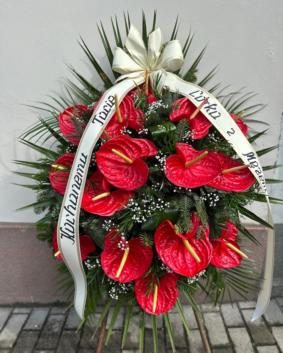 Wieniec łezka z czerwonego anturium i czerwonych dodatków ujęcie 2