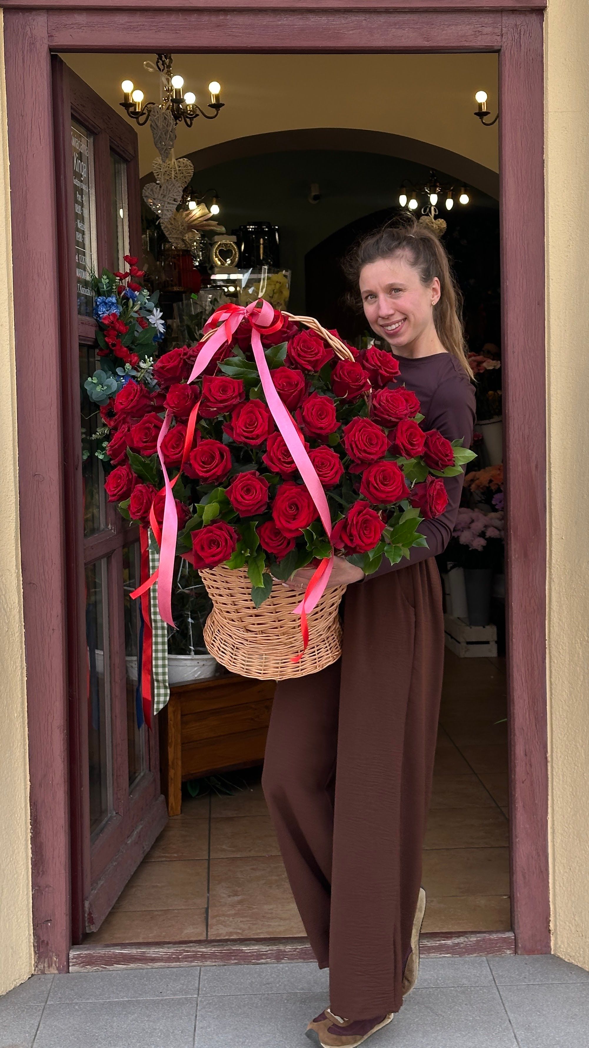 Duży kosz z czerwonych róż — ujęcie 2