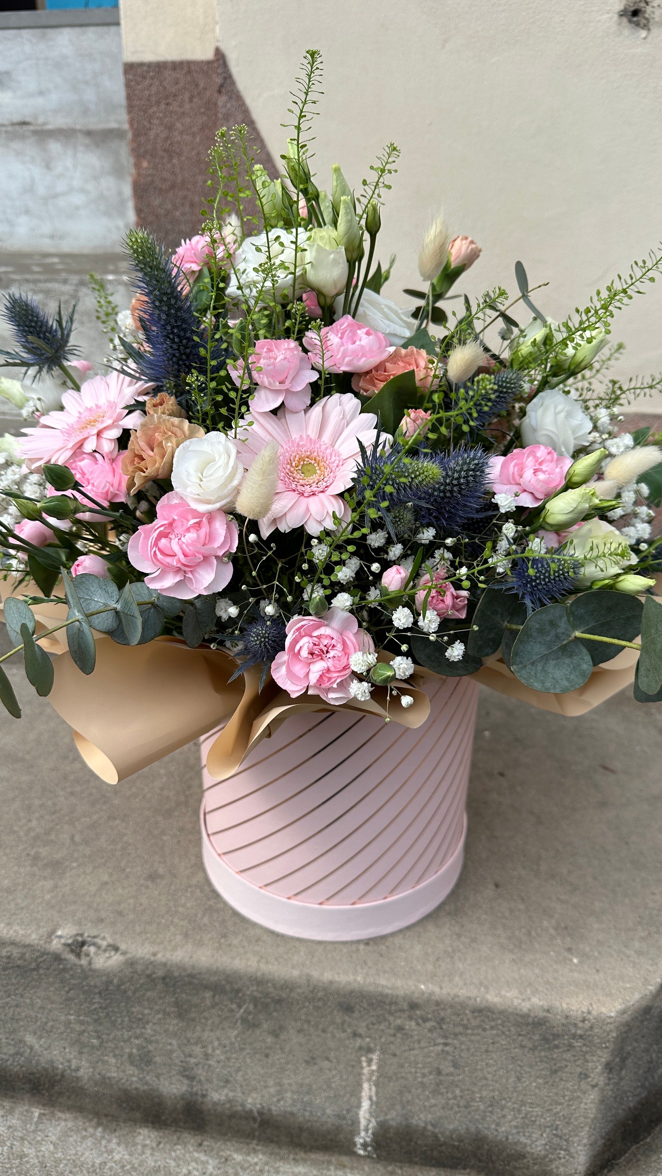 Flowerbox w pudrowym różu — ujęcie 2