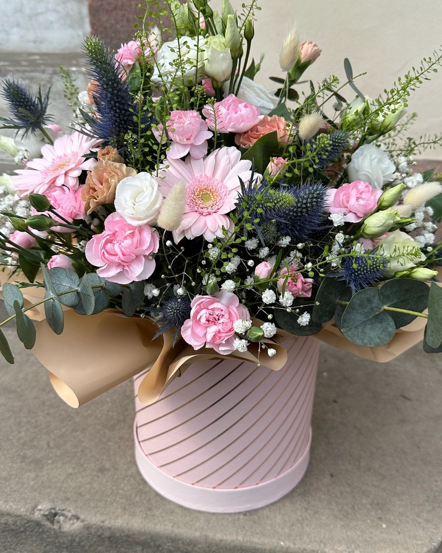 Flowerbox w pudrowym różu — ujęcie 2