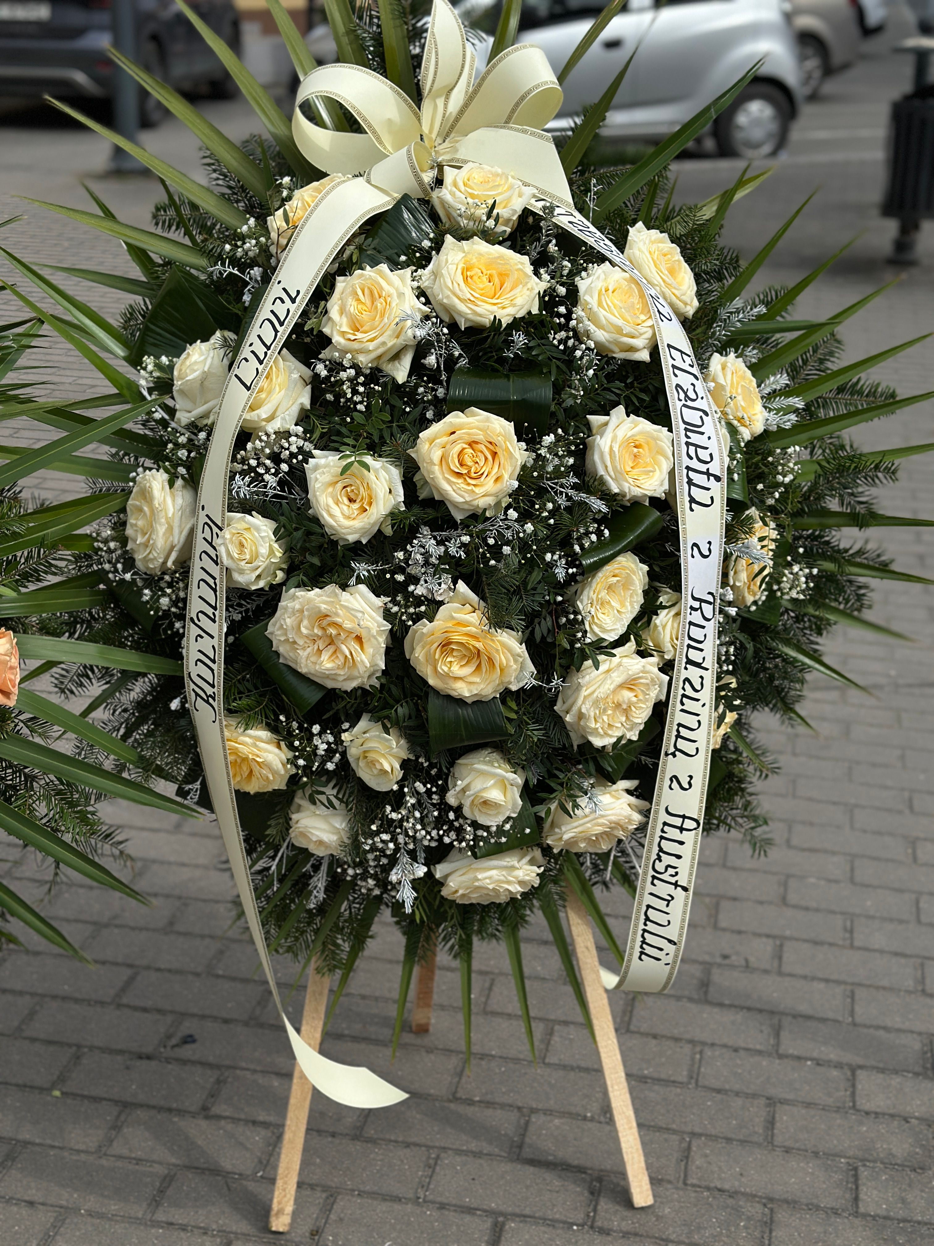 Wieniec klasyczny łezka z kremowych róż - ujęcie 2