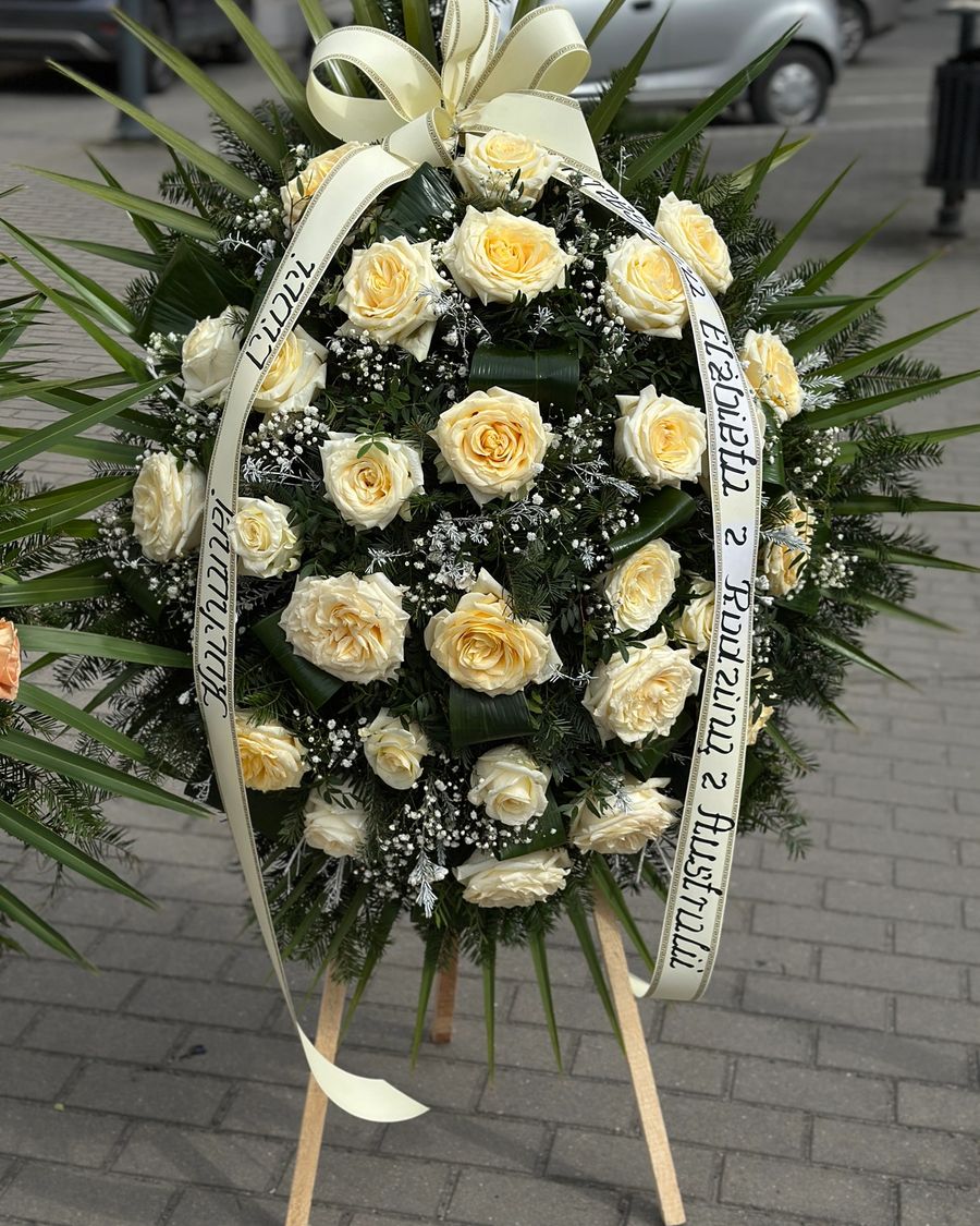 Wieniec klasyczny łezka z kremowych róż - ujęcie 2