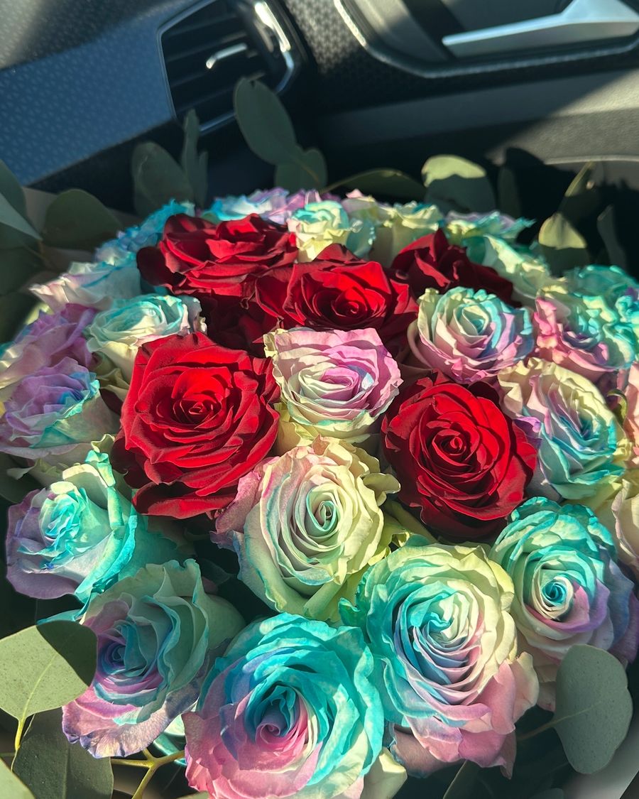 Bukiet z tęczowych i czerwonych róż — ujęcie 2