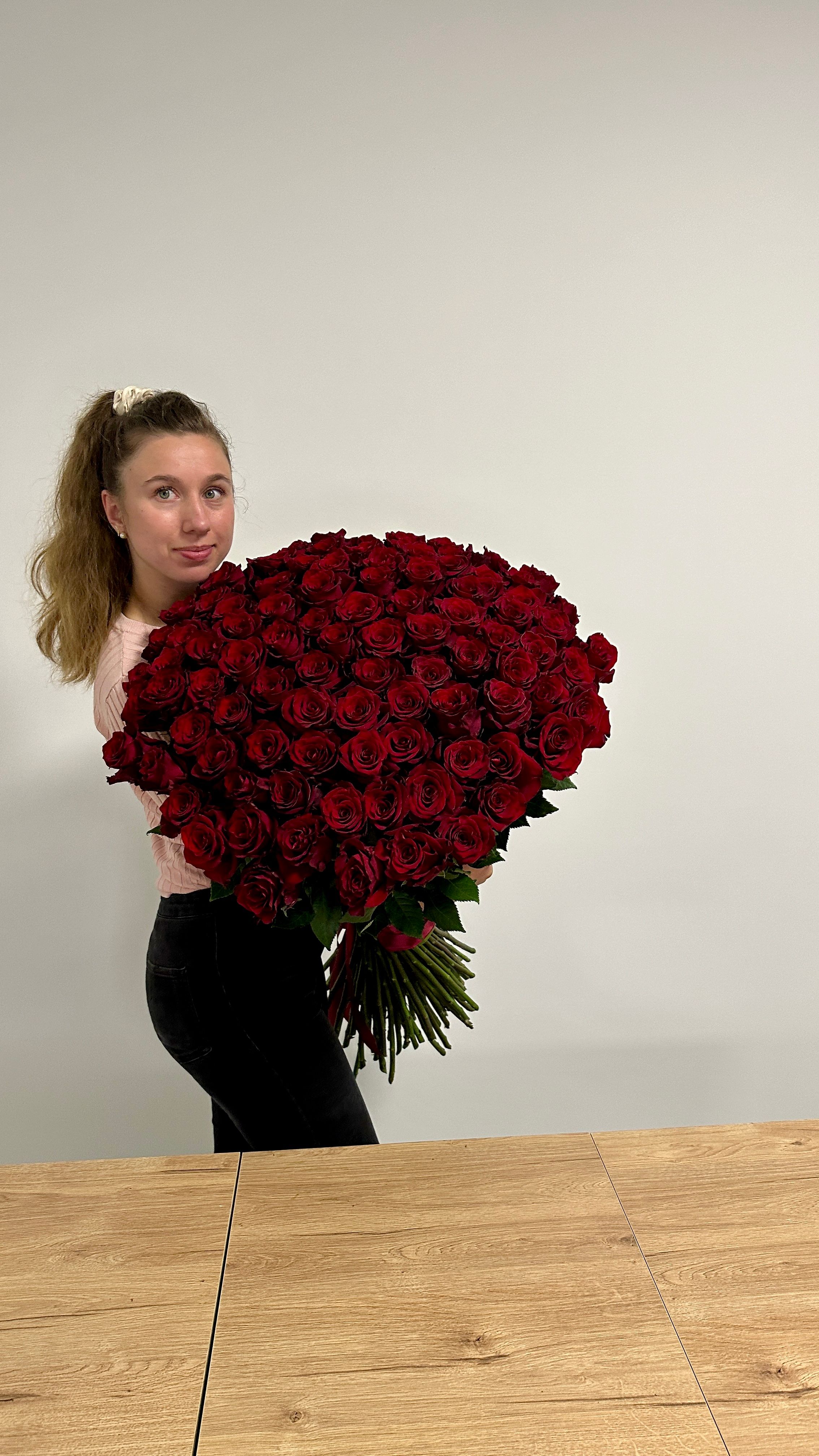 Ogromny bukiet ze stu czerwonych róż