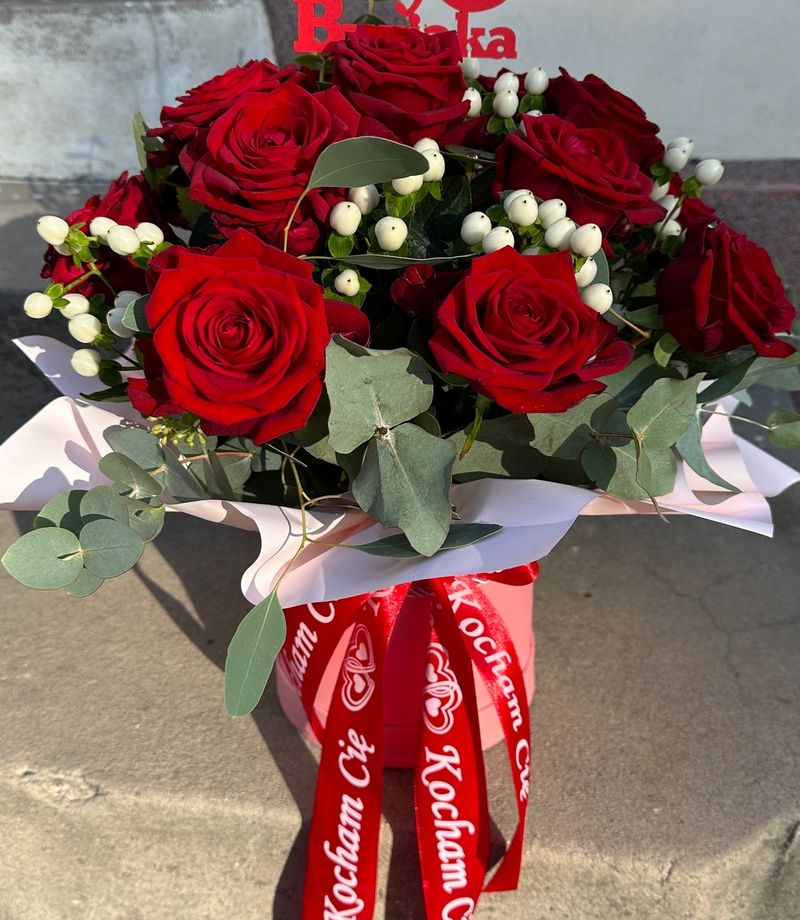 Flowerbox z czerwonej róży, eukaliptusa i białego hypericum wyróżnia się wyrazistym połączeniem czerwieni, bieli i zieleni.