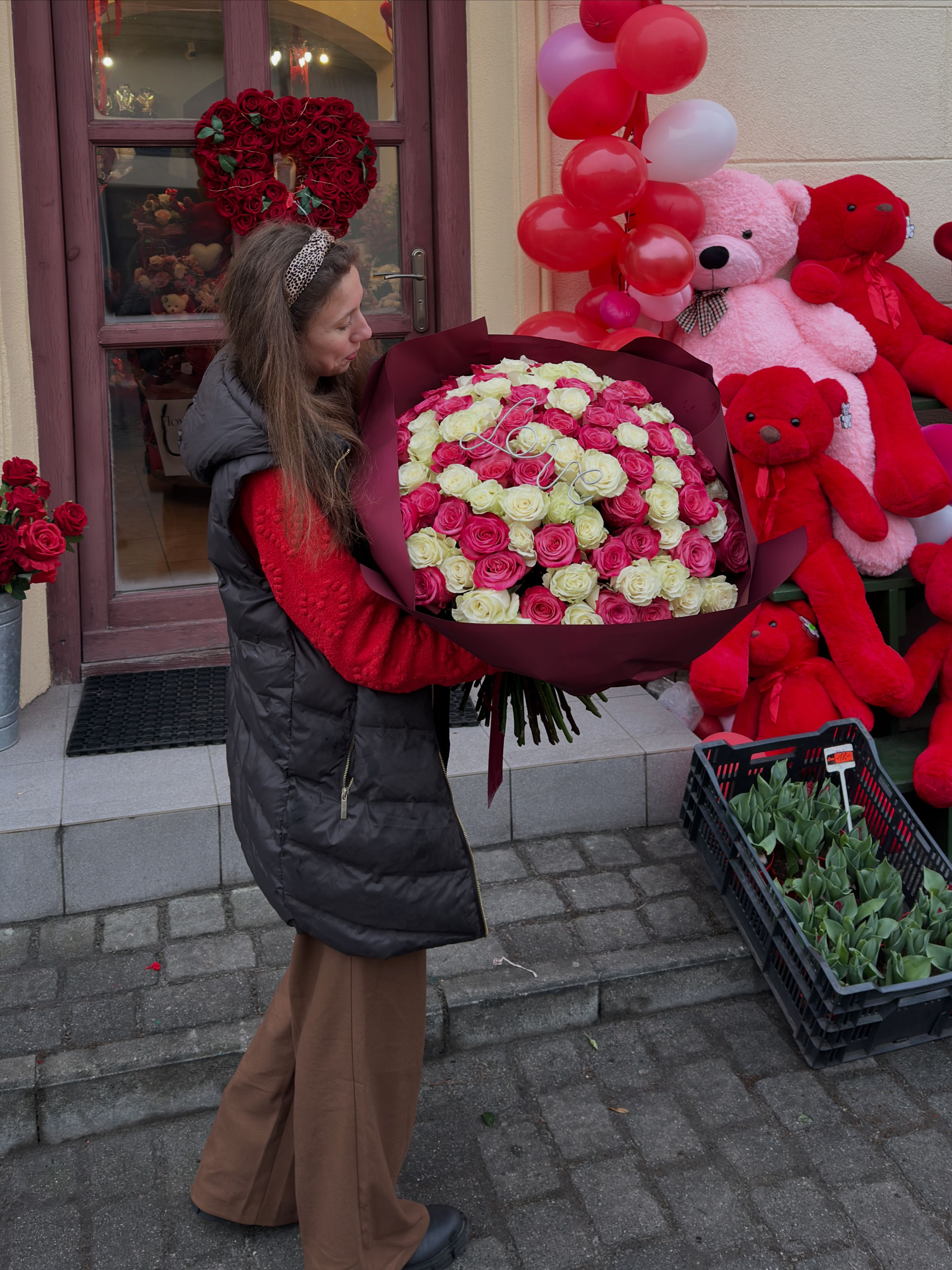 Ogromny bukiet z białych i czerwonych róż