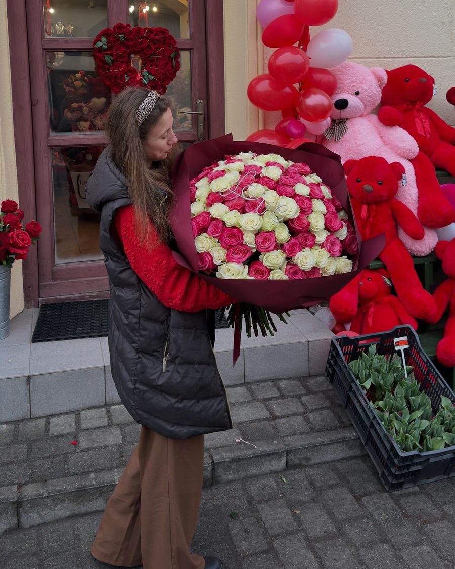 Ogromny bukiet z białych i czerwonych róż