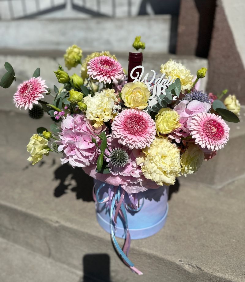 Flowerbox pastelowy z hortensjami