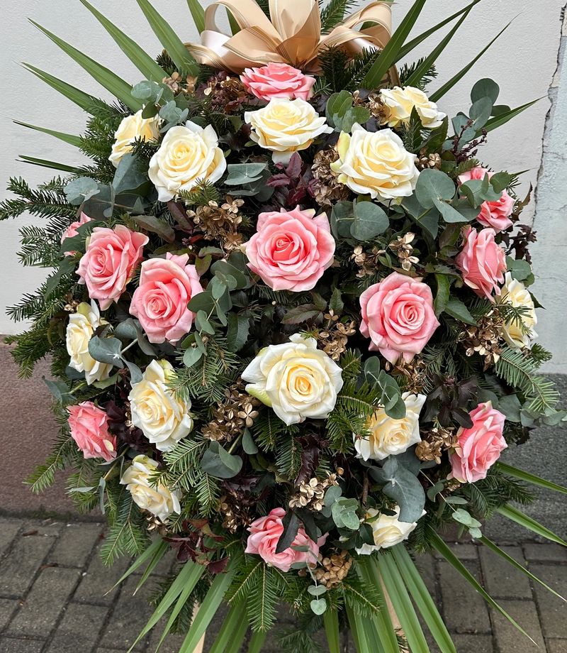 Wieniec łezka z różowych i kremowych róż.