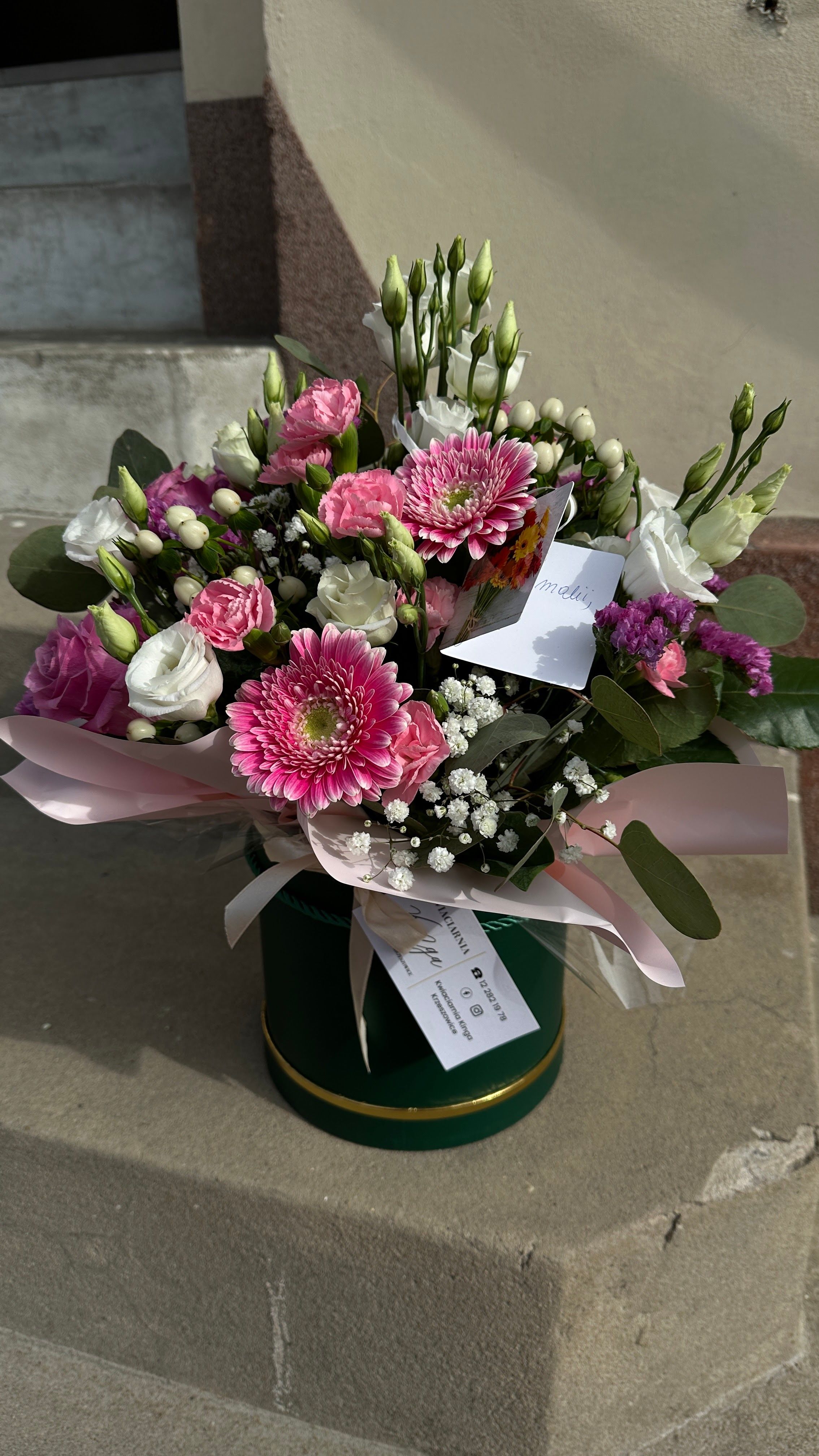 Flowerbox z gerberami ujęcie 2