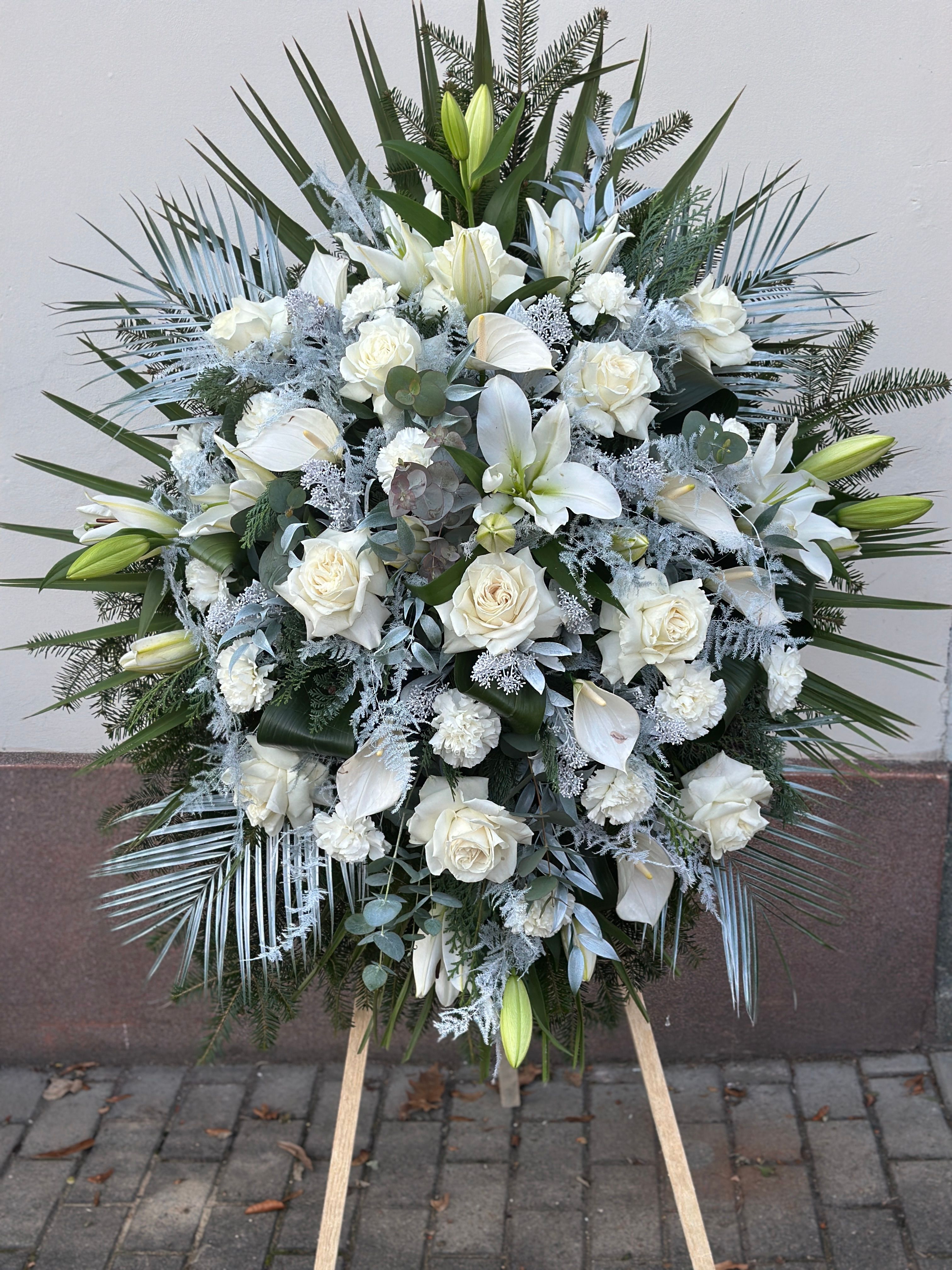 Wieniec pogrzebowy w kształcie łezki z białymi liliami, różami i goździkami