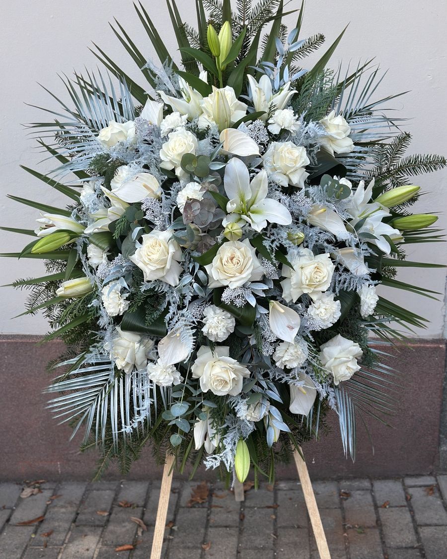 Wieniec pogrzebowy w kształcie łezki z białymi liliami, różami i goździkami