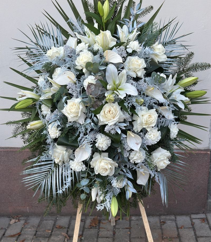 Wieniec pogrzebowy w kształcie łezki z białymi liliami, różami i goździkami
