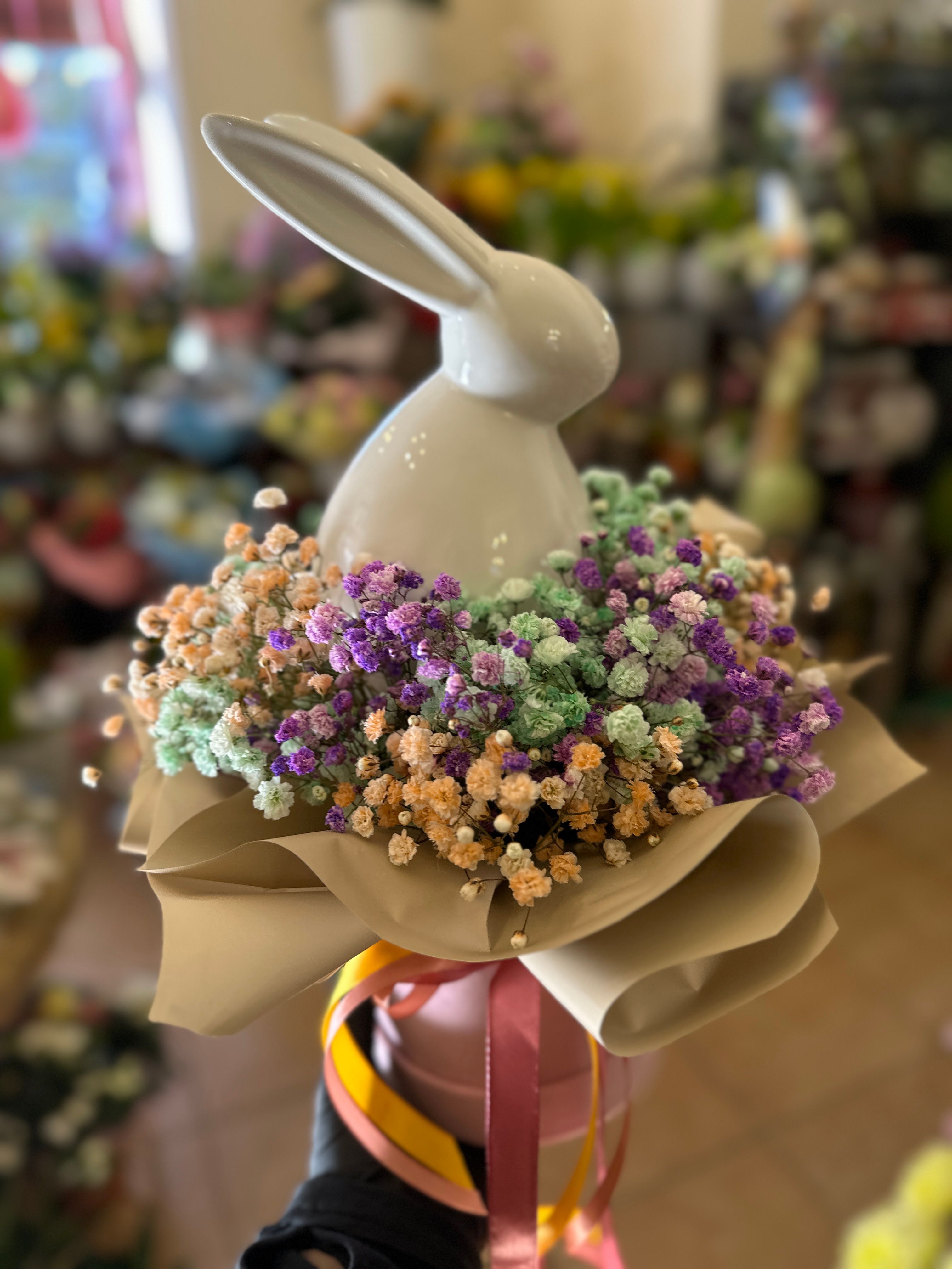 Mały flowerbox z kolorowej gipsówki, uzupełniony uroczym ceramicznym królikiem, to lekka i pełna uroku kompozycja idealna na drobny upominek. 