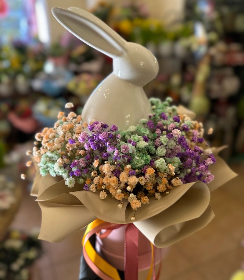 Mały flowerbox z kolorowej gipsówki, uzupełniony uroczym ceramicznym królikiem, to lekka i pełna uroku kompozycja idealna na drobny upominek.