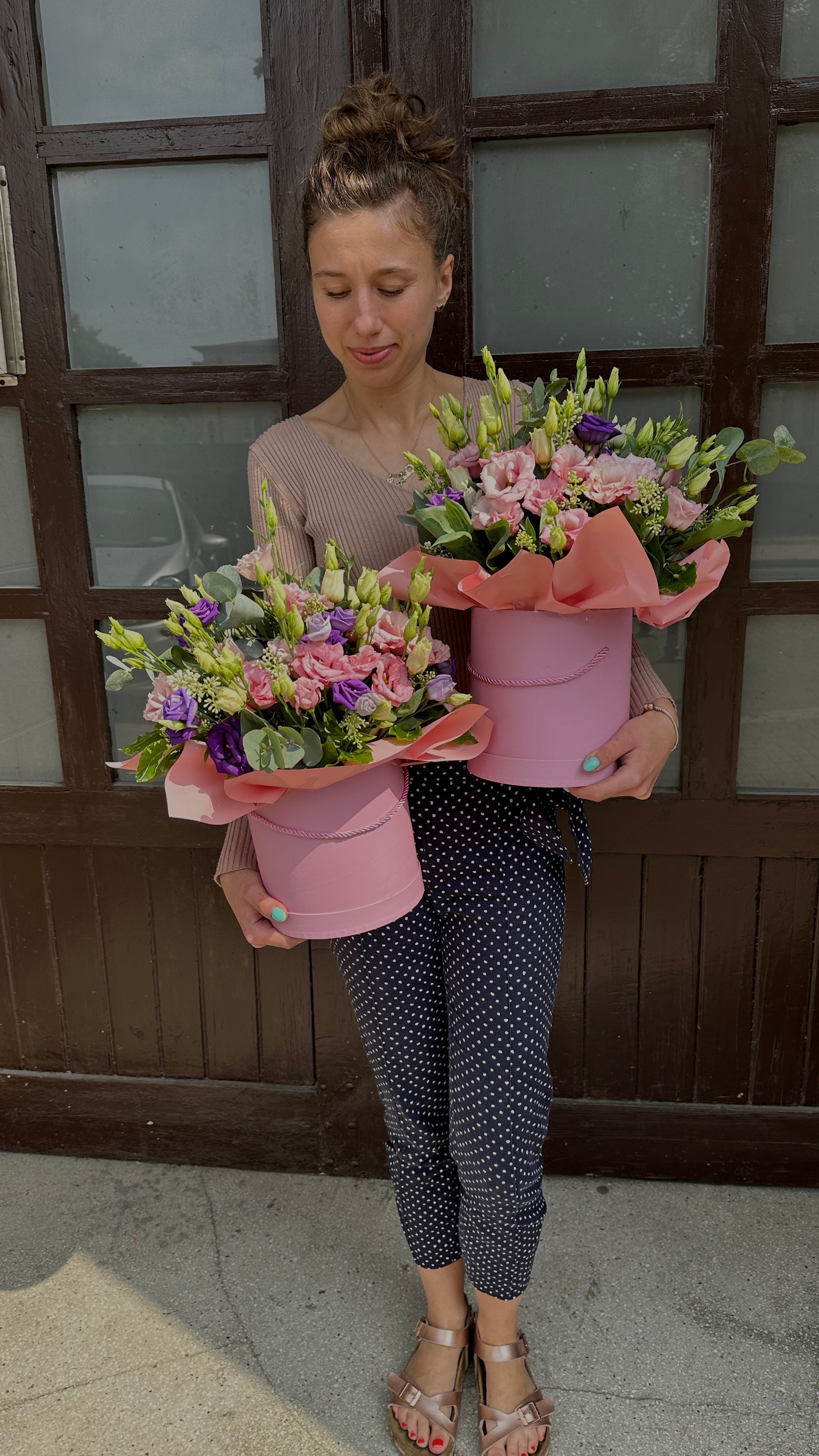 Różowo-fioletowa eustoma w eleganckim flowerboxie tworzy delikatną, romantyczną kompozycję pełną subtelnych kolorów.