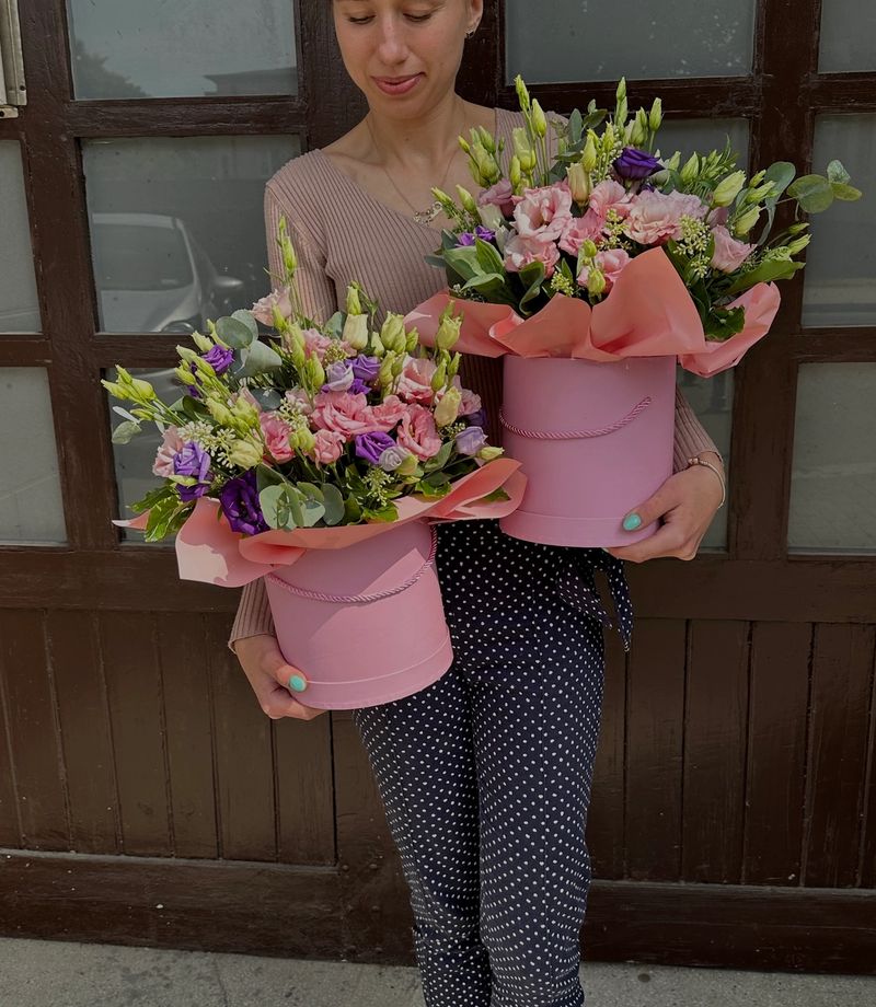 Różowo-fioletowa eustoma w eleganckim flowerboxie tworzy delikatną, romantyczną kompozycję pełną subtelnych kolorów.