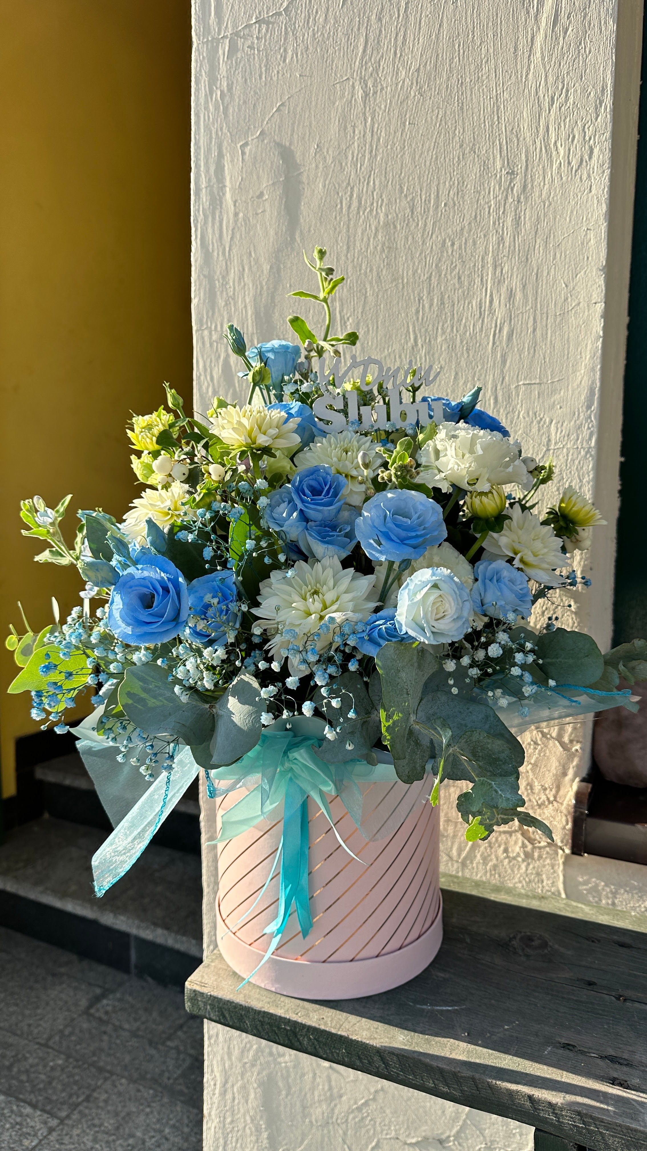 Flowerbox w błękitach i bieli — ujęcie 2