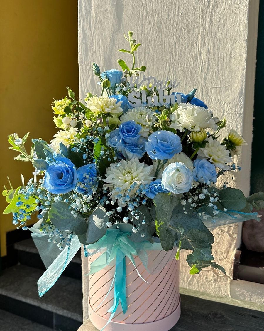 Flowerbox w błękitach i bieli — ujęcie 2