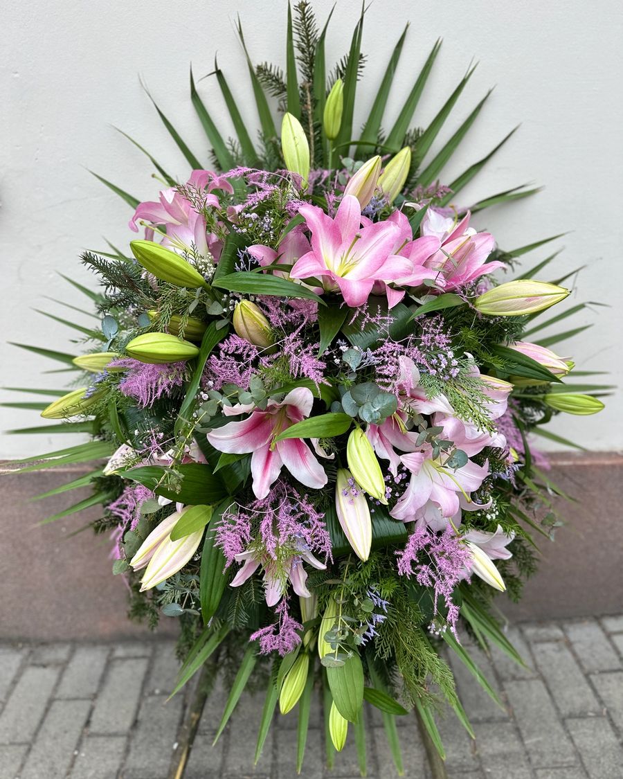 Wieniec łezka z różowych lilii
