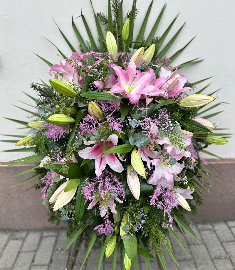 Wieniec łezka z różowych lilii