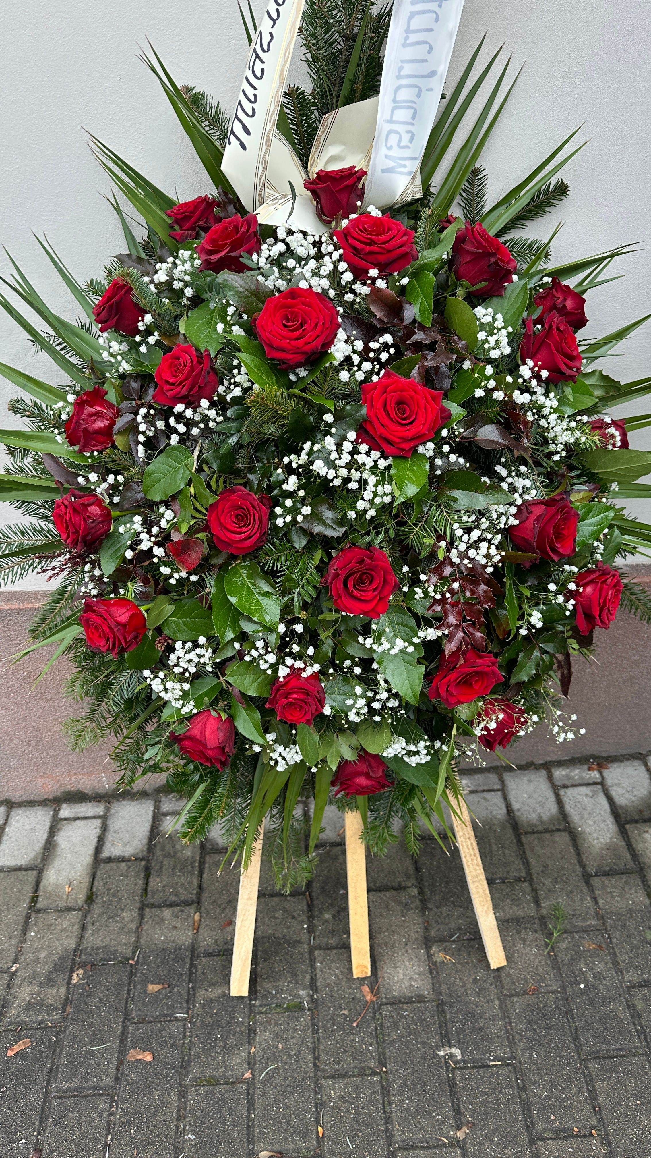 Wieniec klasyczny łezka z czerwonych róż z gipsówką