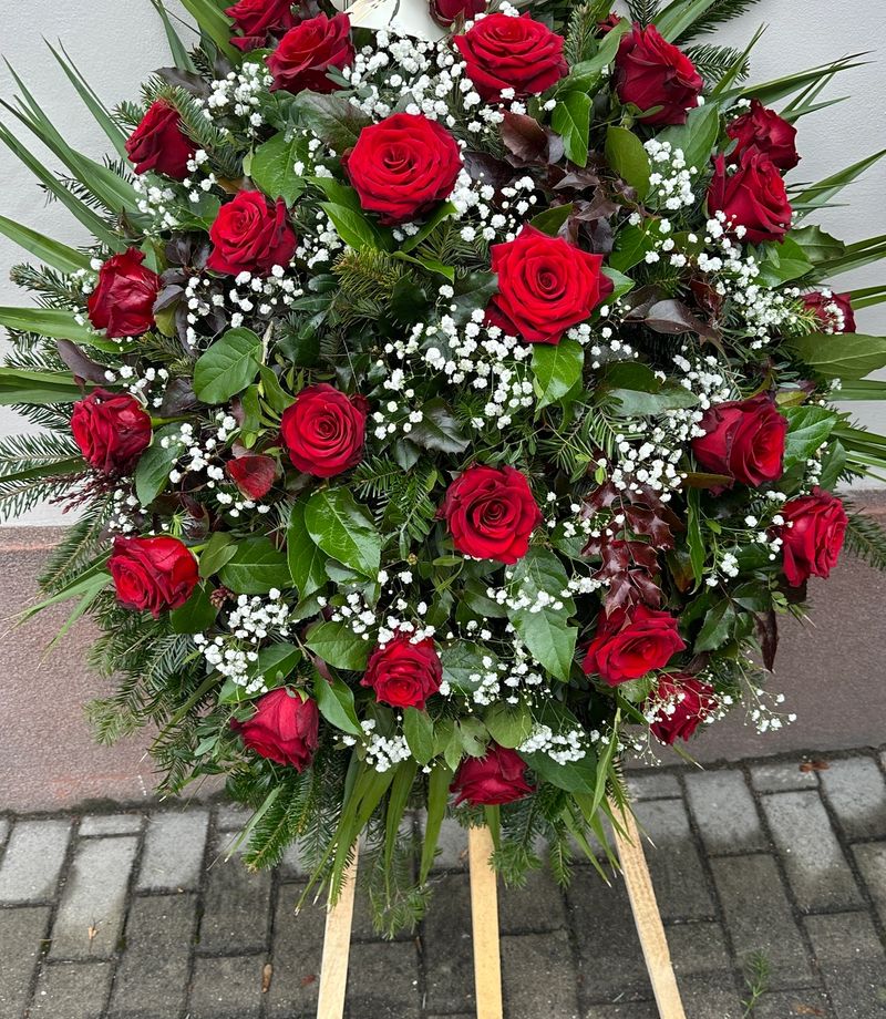 Wieniec klasyczny łezka z czerwonych róż z gipsówką