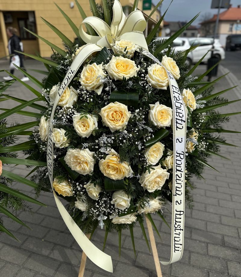 Wieniec klasyczny łezka z kremowych róż.