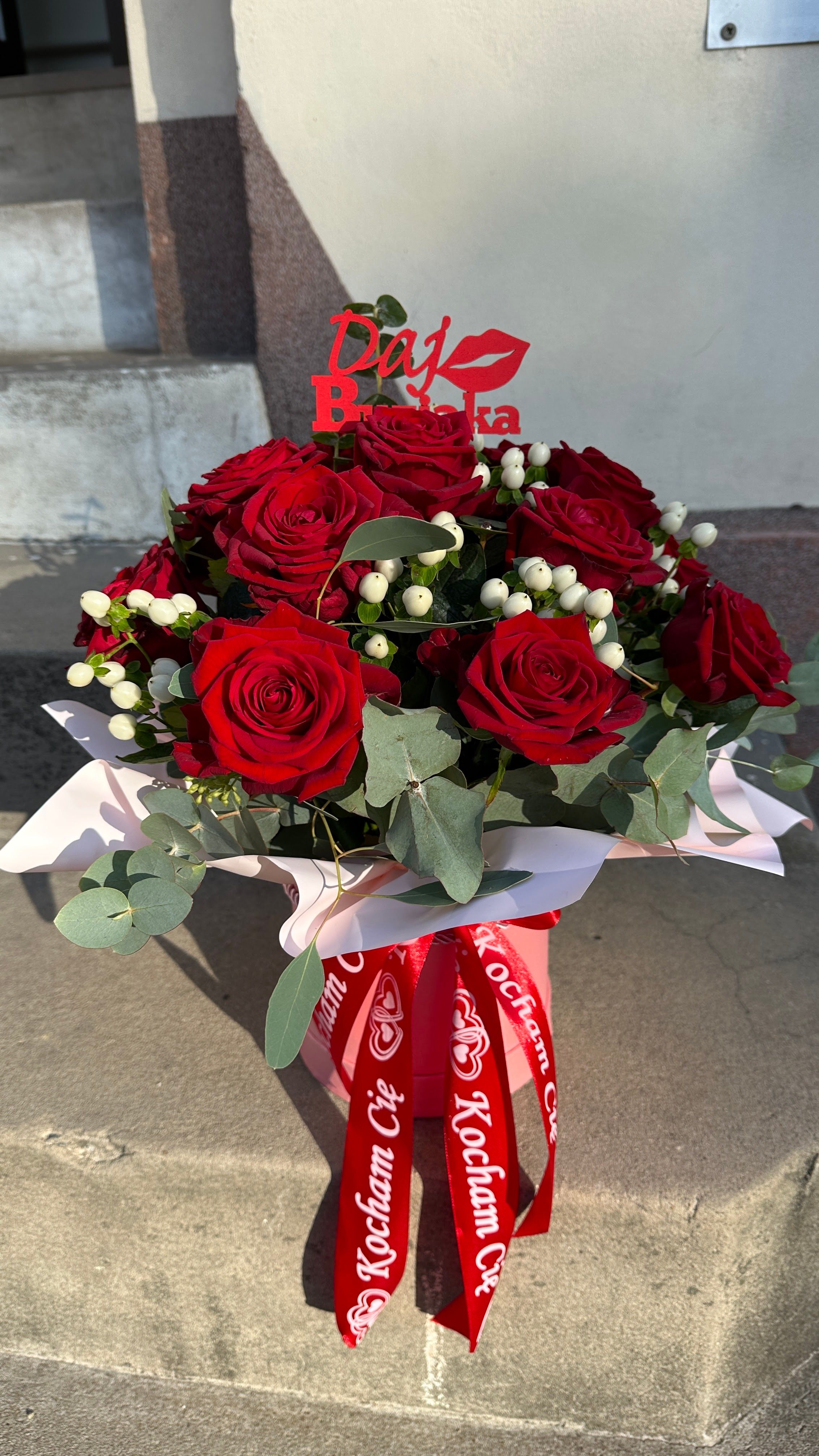 Box z czerwonych róż ze wstążką — ujęcie 2