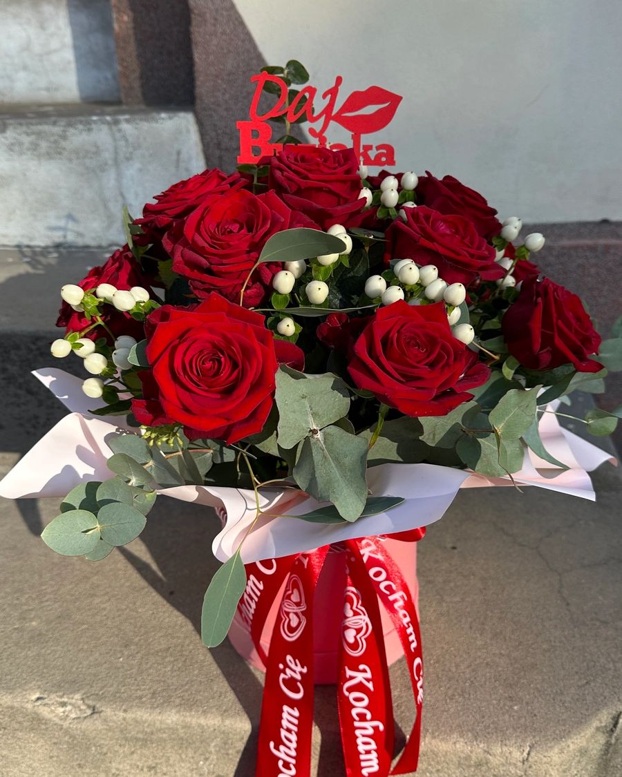Box z czerwonych róż ze wstążką — ujęcie 2