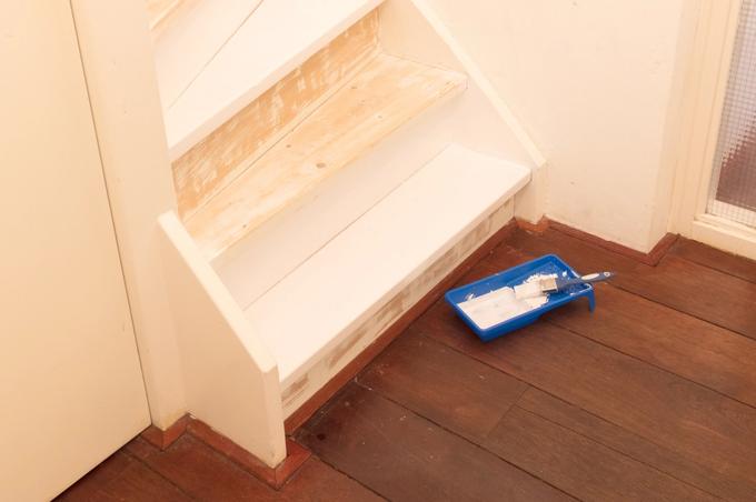 Puisten sisäportaiden maalaus