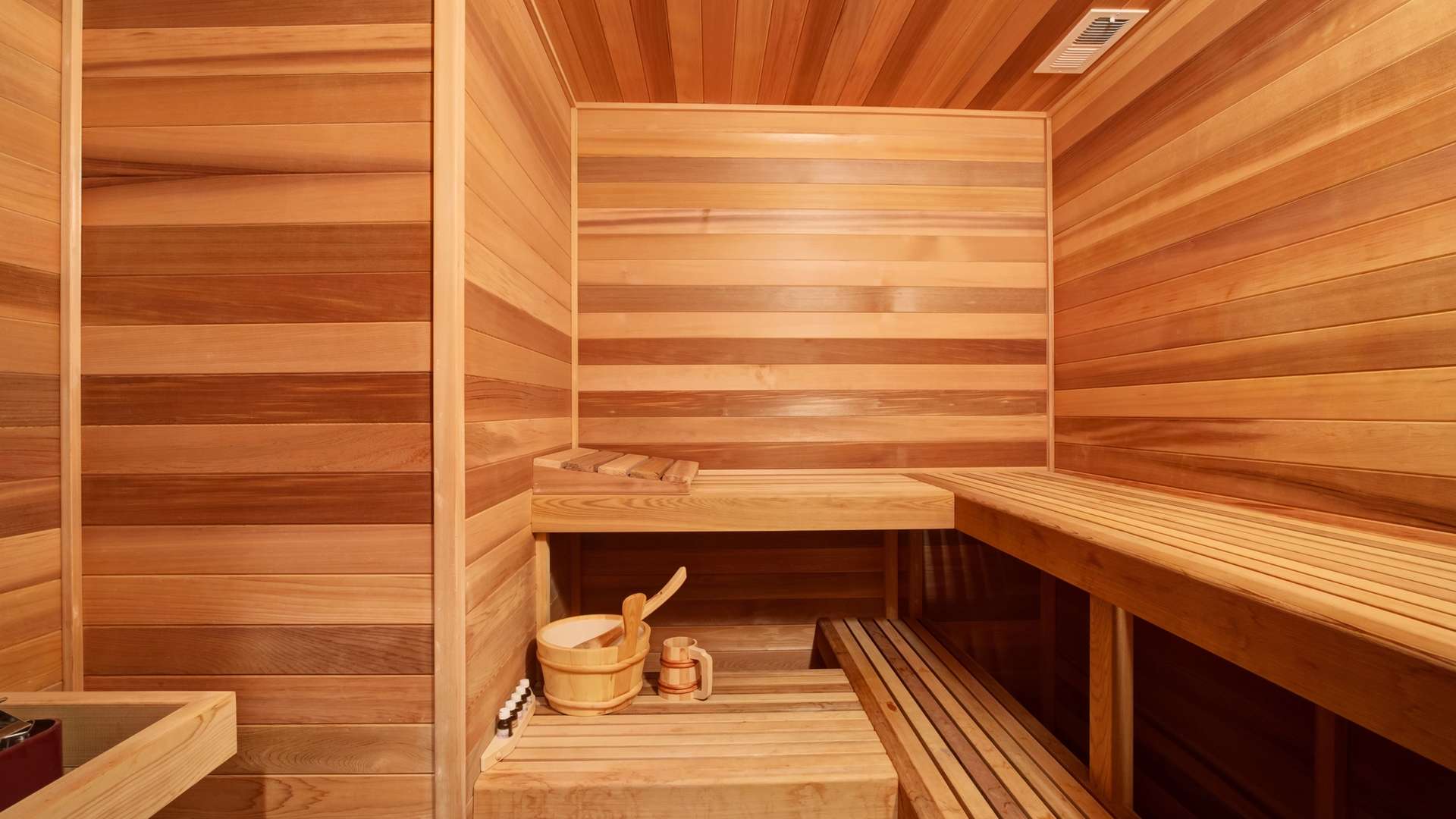 Uusi sauna sisäpuolelta
