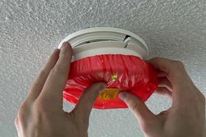 Uuden palovaroittimen asennus