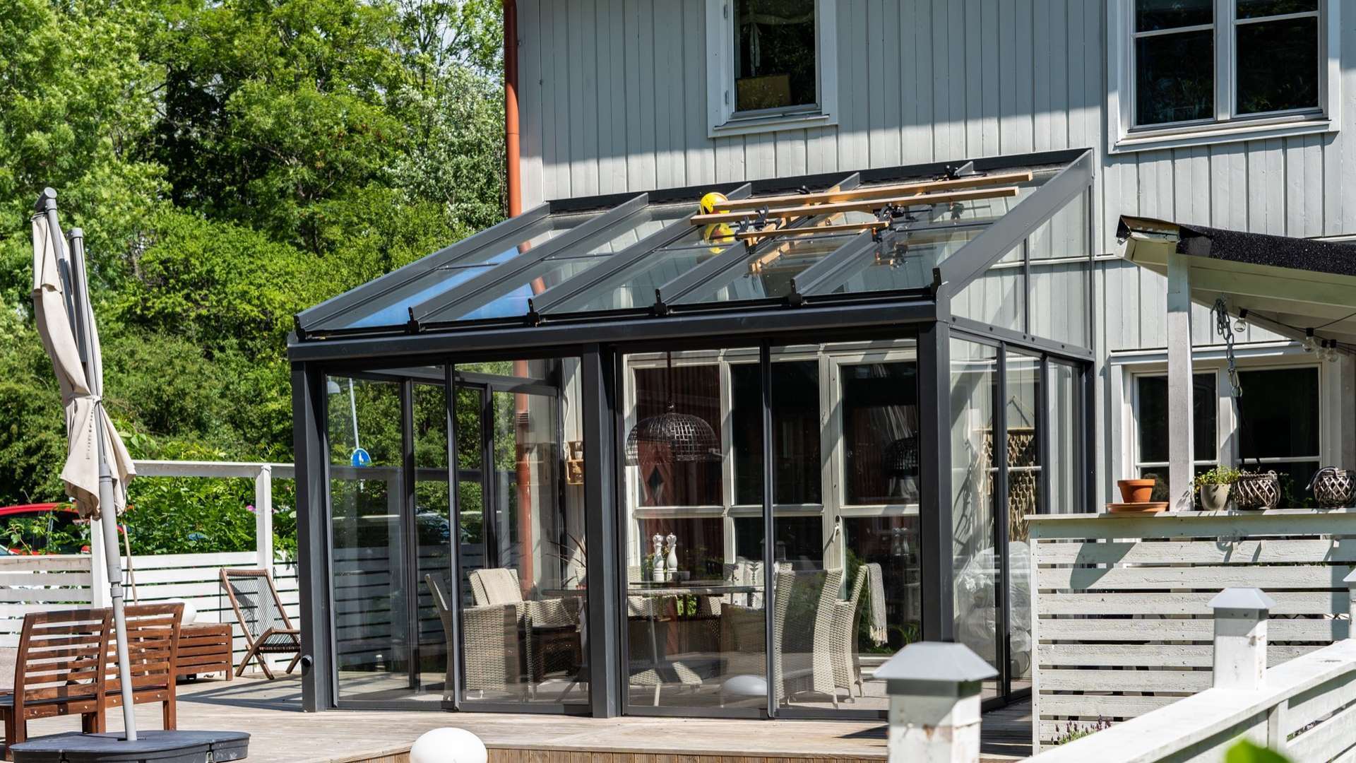 Lasitettu terassi paritalon takapihalla