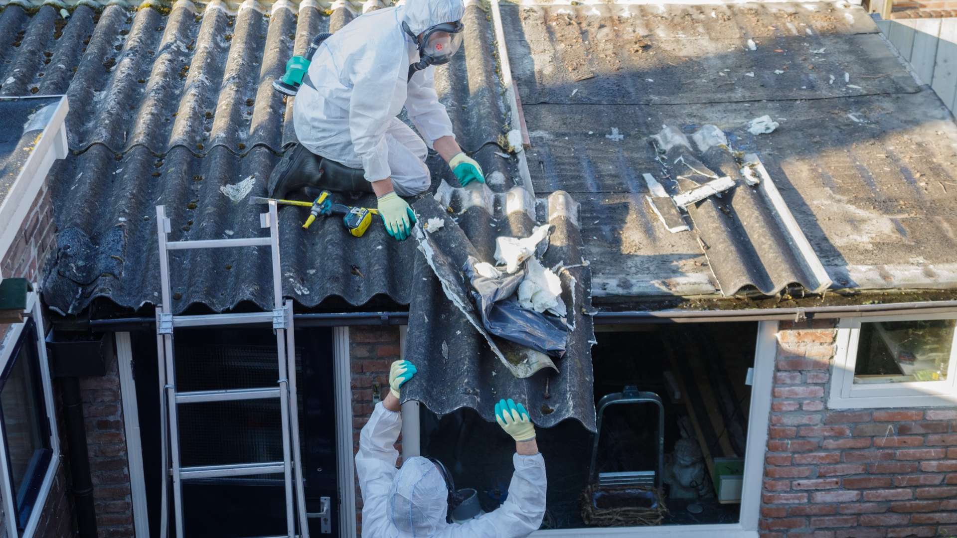 Asbestiasisältävän mineriittikaton purku
