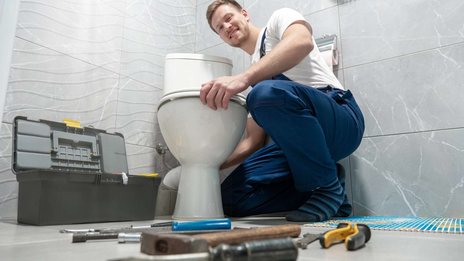 Urakoitsija vaihtamassa wc-istuinta