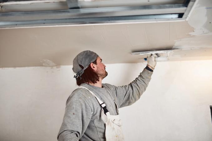 Sisäkattoon asennettujen kipsilevyjen tasoitus lastalla