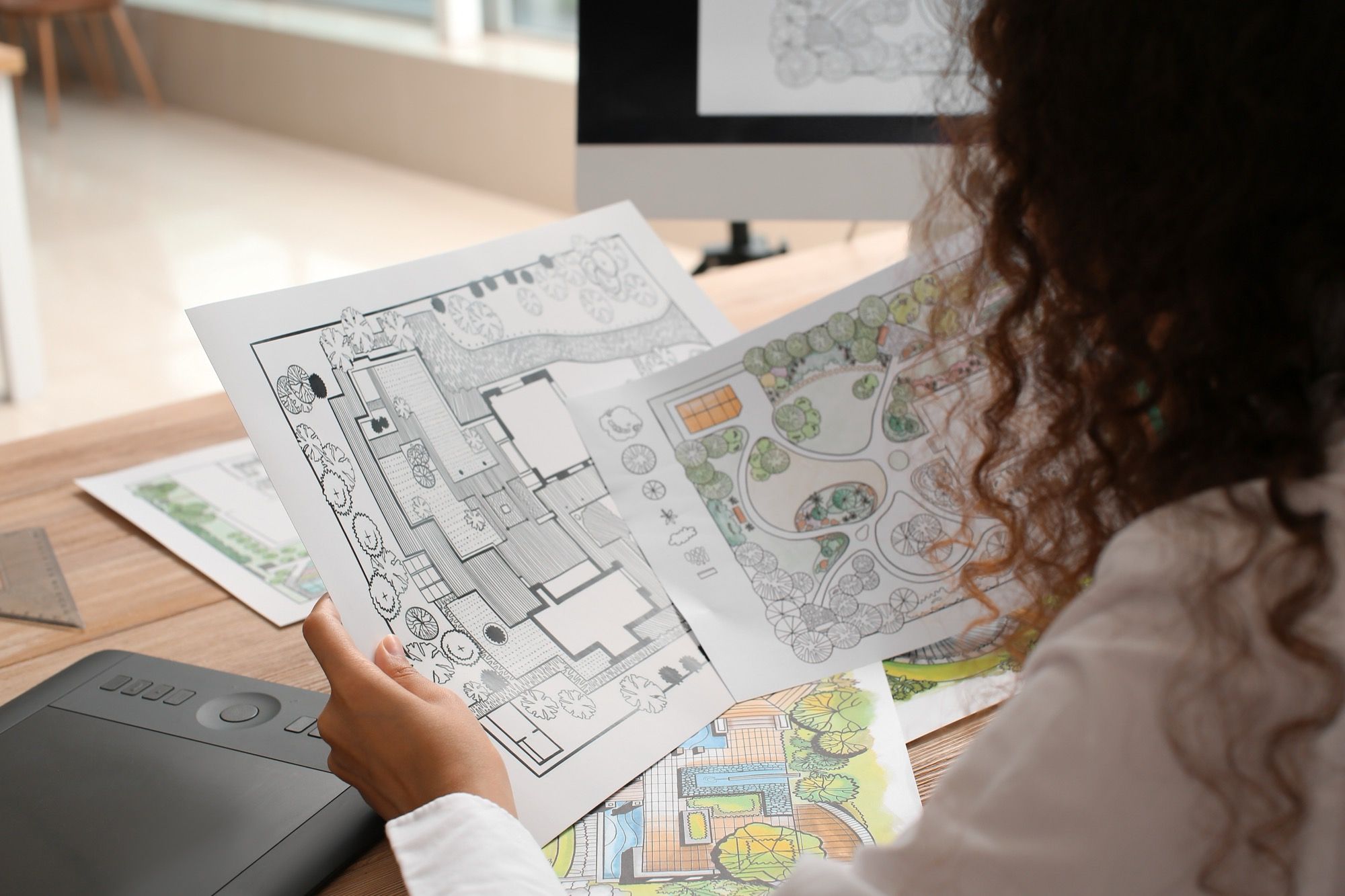 Pihasuunnittelija työskentelemässä